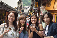 Have a taste of traditional Chongqing “cakes” (Photo Credit: Miss Phoebe Liu; Programme Host: Southwest University)